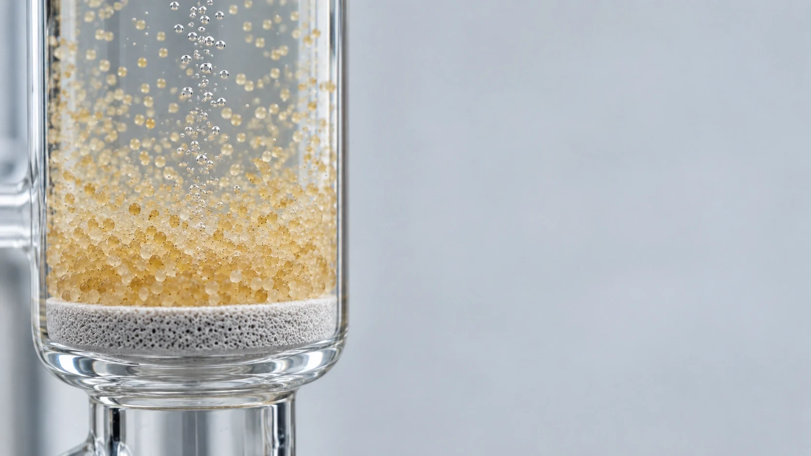 Solid-phase synthesis resin swelling in a glass reaction vessel